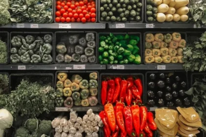 Ticaret Bakanlığı'nın market zincirlerindeki fahiş fiyat artışlarına yönelik denetimlerini gösteren görsel.