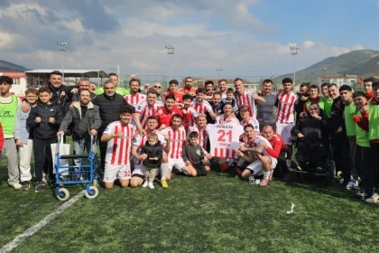 Akran Gemlikspor futbol takımı sahada galibiyet sevinci yaşıyor