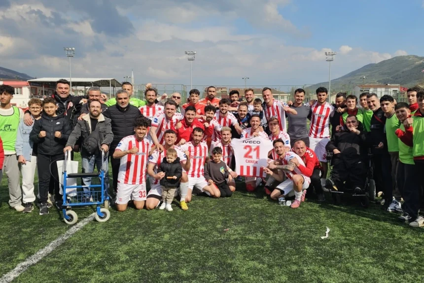 Akran Gemlikspor futbol takımı sahada galibiyet sevinci yaşıyor