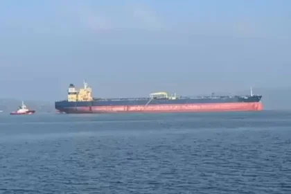 1915 Çanakkale Köprüsü önlerinde arızalanan tanker güvenli bölgeye çekiliyor