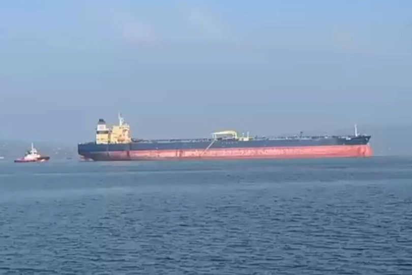 1915 Çanakkale Köprüsü önlerinde arızalanan tanker güvenli bölgeye çekiliyor