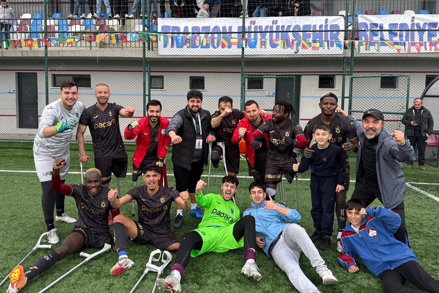 Trabzon Ampute Futbol Takımı oyuncuları maç sonrası galibiyeti kutluyor