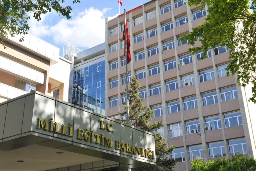 Milli Eğitim Bakanlığı logosu ve okul binası görseli, izinsiz okullara devam eden öğrencilerin takibini simgeliyor.