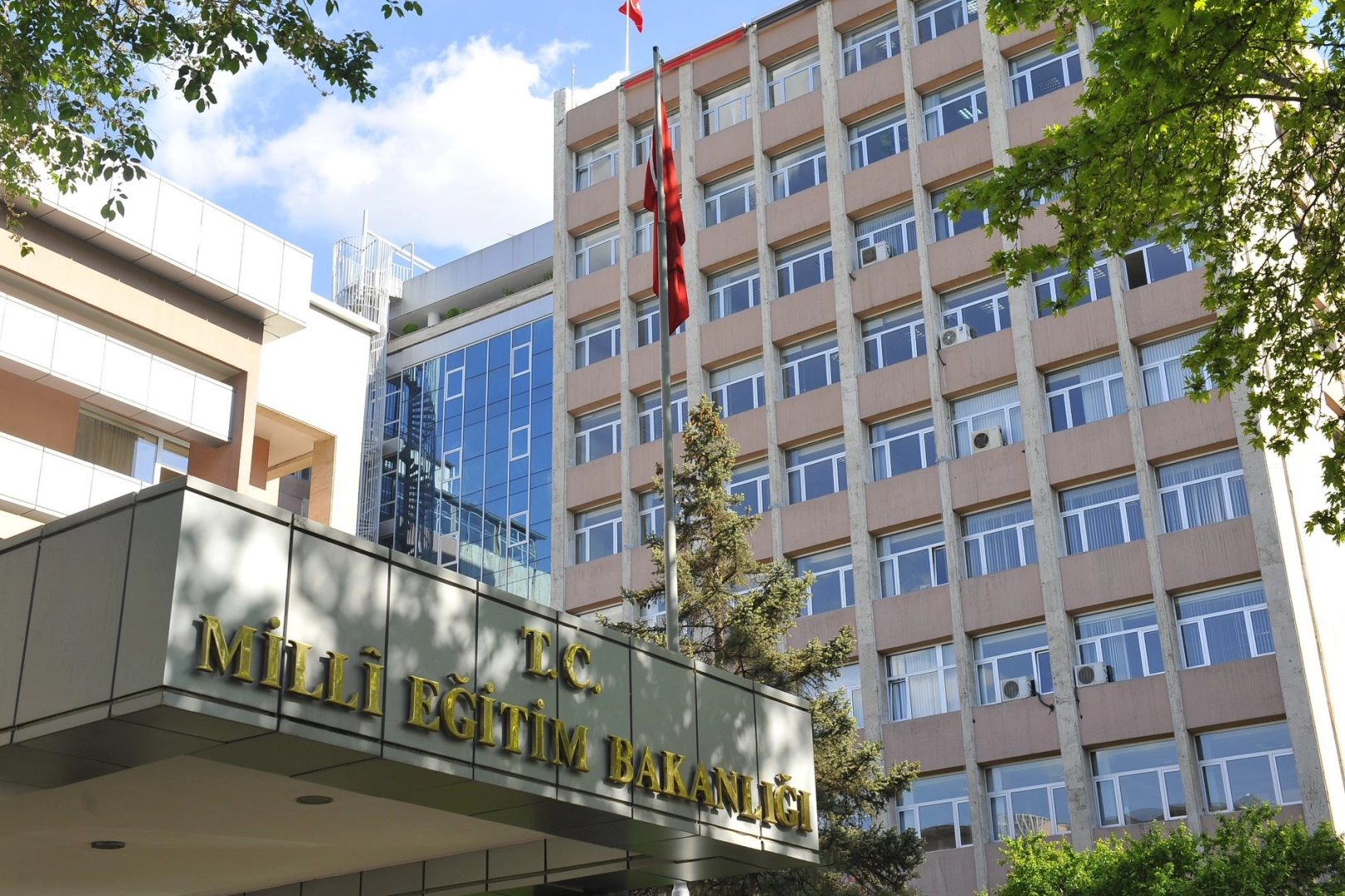 Milli Eğitim Bakanlığı logosu ve okul binası görseli, izinsiz okullara devam eden öğrencilerin takibini simgeliyor.