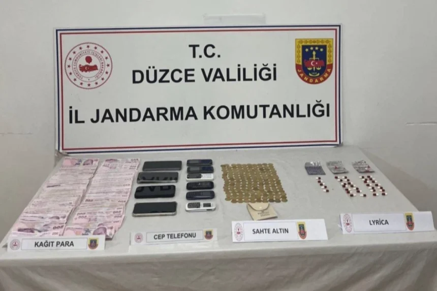 Düzce'de düzenlenen operasyonda sahte altın ve para ele geçirildi, 4 şüpheli gözaltına alındı.