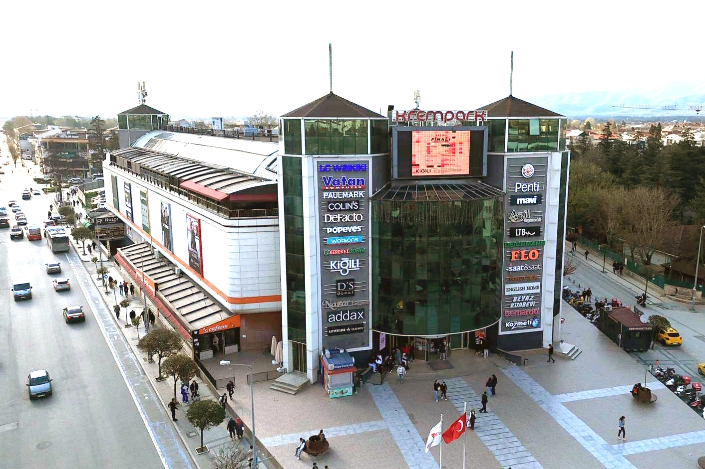 Düzce Krempark AVM'nin mühürlenmiş hali, güvenlik görevlileri önünde.