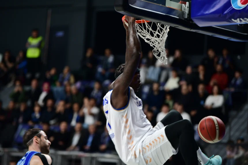 Çayırova Belediyesi basketbol takımı oyuncuları, Kocaeli Kağıtspor'a karşı kazandıkları maçın ardından sevinç yaşıyor.