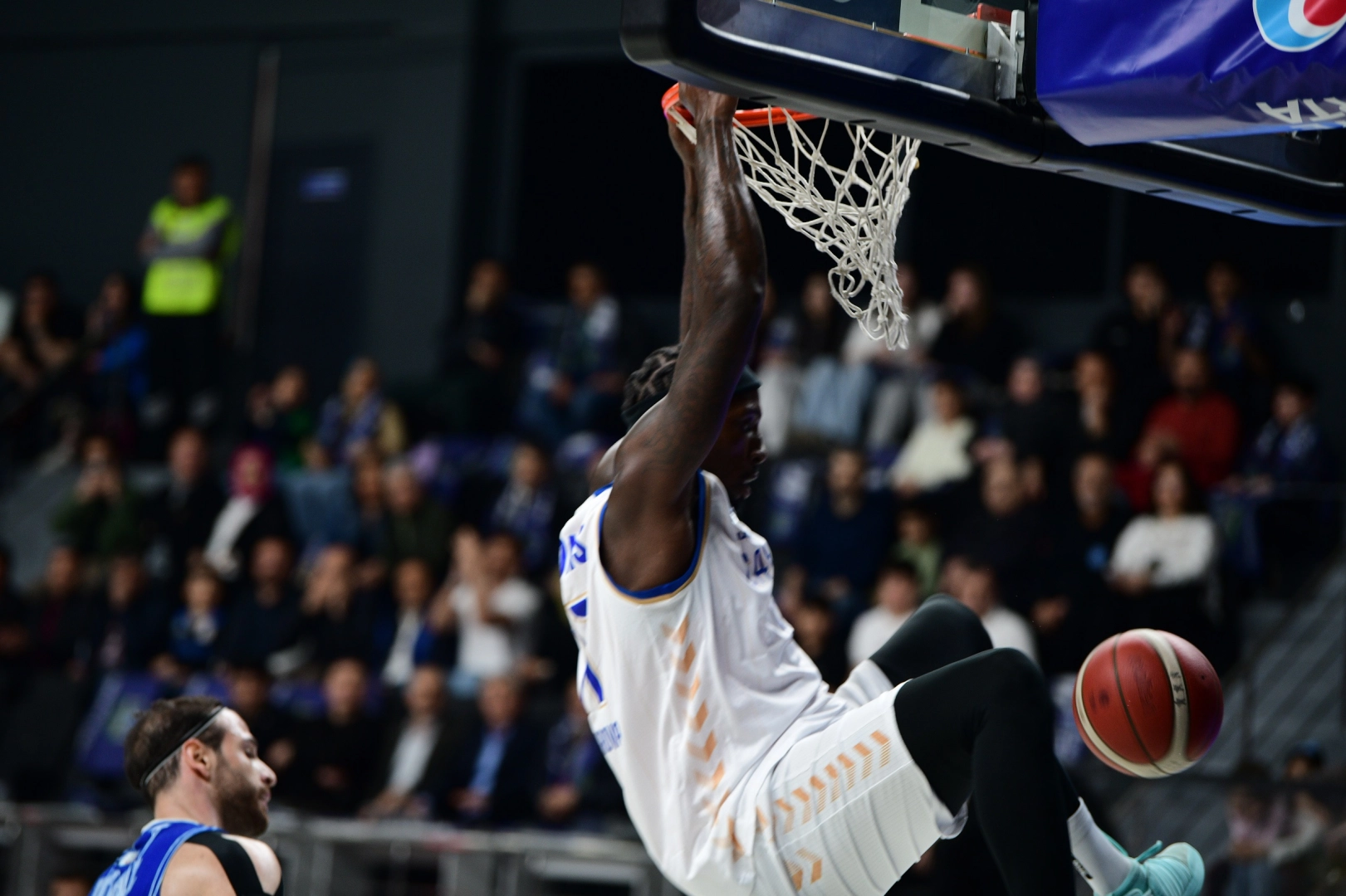Çayırova Belediyesi basketbol takımı oyuncuları, Kocaeli Kağıtspor'a karşı kazandıkları maçın ardından sevinç yaşıyor.