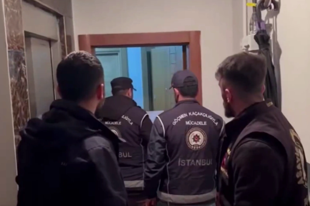 İstanbul merkezli 6 ilde düzenlenen göçmen kaçakçılığı operasyonunda gözaltına alınan şüpheliler