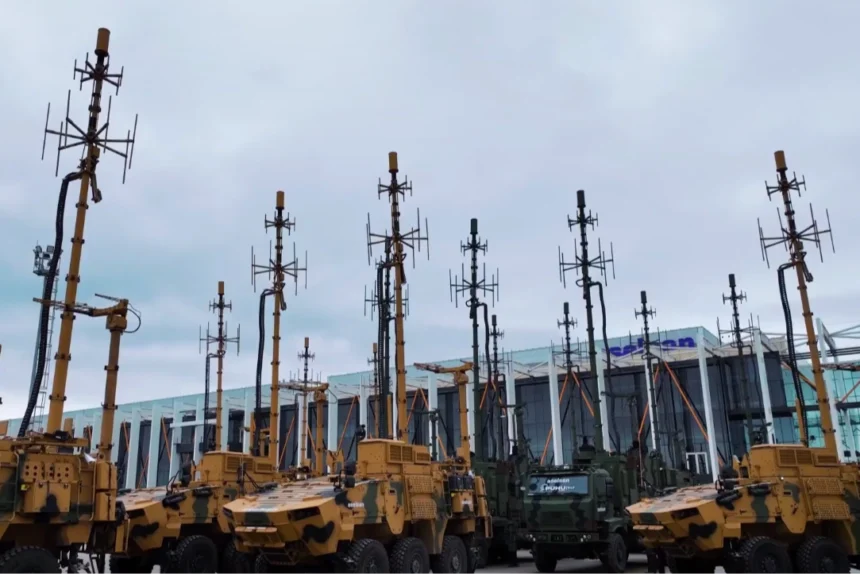 ASELSAN PUHU 3-LT Mobil V/UHF Elektronik Destek Sistemi'nin sahada konuşlandırılmış görünümü.