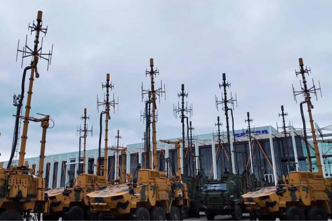 ASELSAN PUHU 3-LT Mobil V/UHF Elektronik Destek Sistemi'nin sahada konuşlandırılmış görünümü.