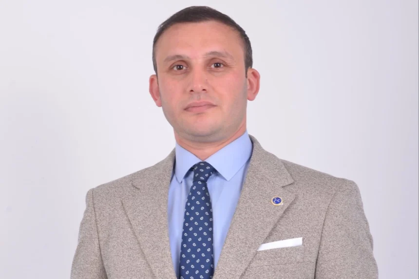 MHP Beykoz İlçe Başkanı Emre Çömlekçi, görevini devrettiği törende konuşma yaparken