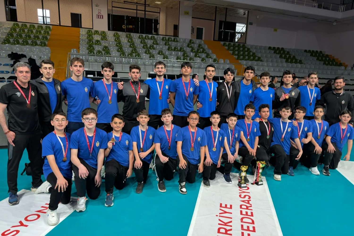 İnegöl Belediyespor voleybol takımı oyuncuları sevinirken