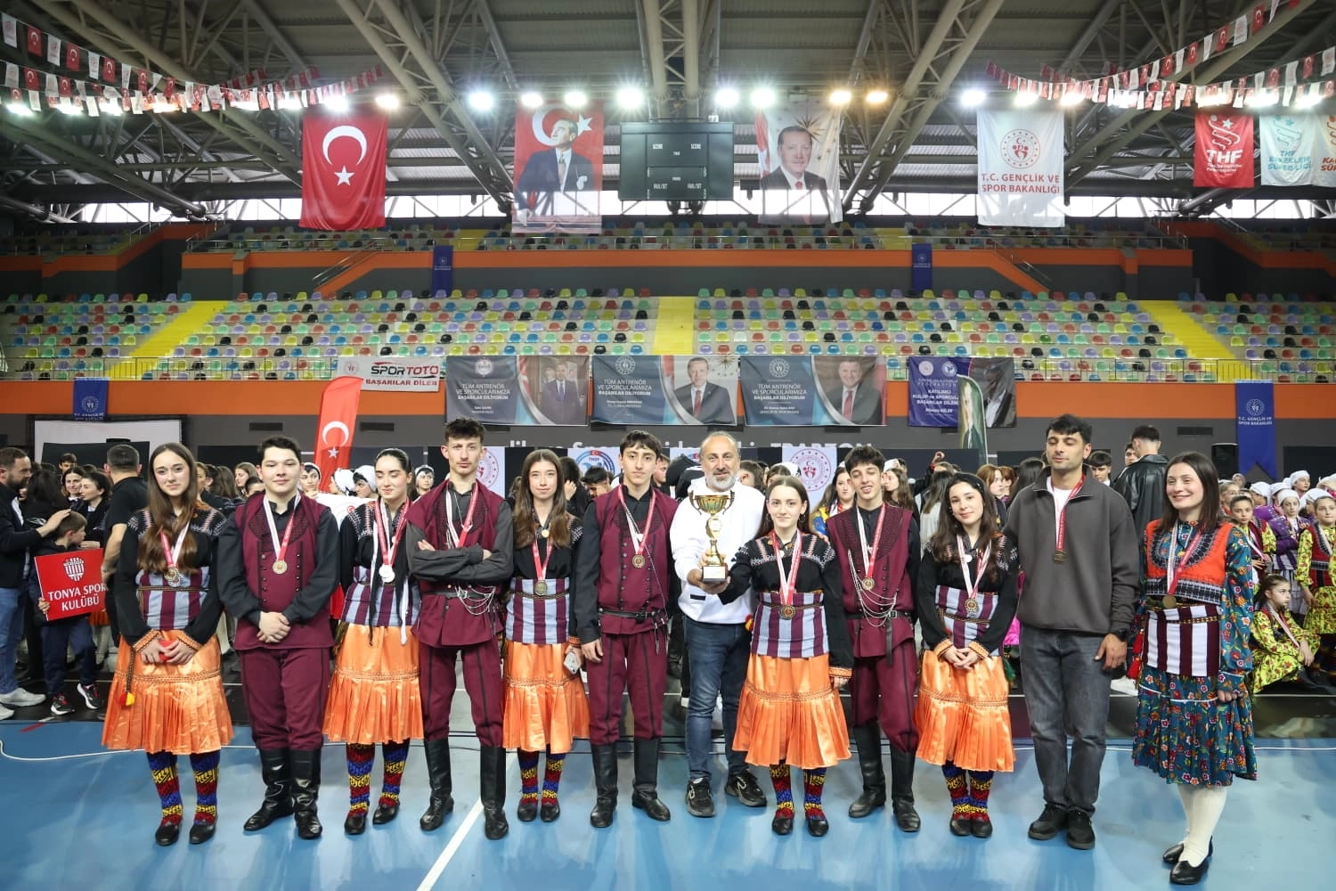 Trabzon Büyükşehir Belediyesi Halk Oyunları Ekibi Çifte Şampiyonluk Kutlaması