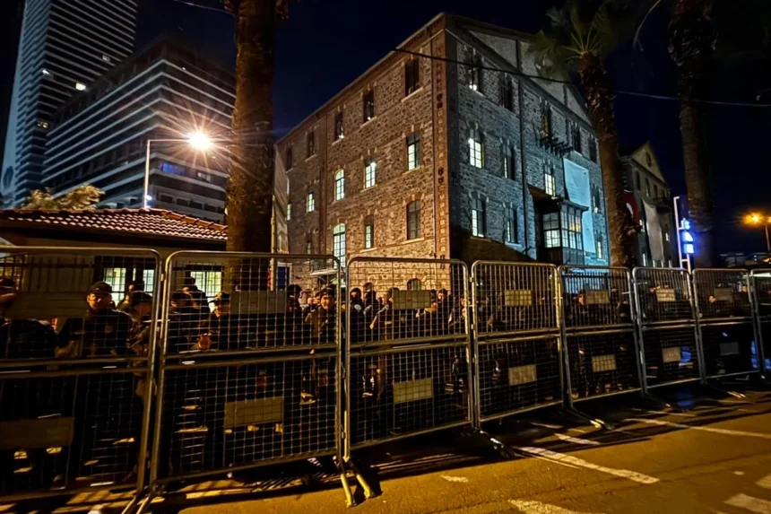 İzmir Meslek Fabrikası'na polis ablukası ve tahliye girişimiyle ilgili haber