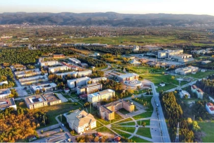 Bursa Uludağ Üniversitesi logosu ve İsrail bayrağı yan yana
