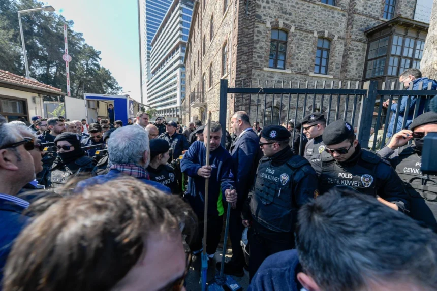 İzmir Meslek Fabrikası'na polis ablukası ve Vakıflar Genel Müdürlüğü'nün işlemine tepkiler