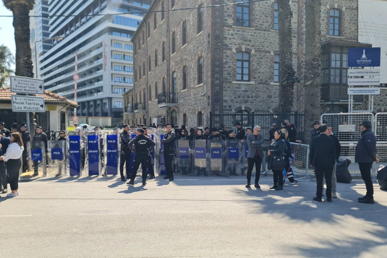 İzmir Büyükşehir Belediye Başkanı Cemil Tugay, belediye binasına el konulması girişimine tepki gösteriyor.