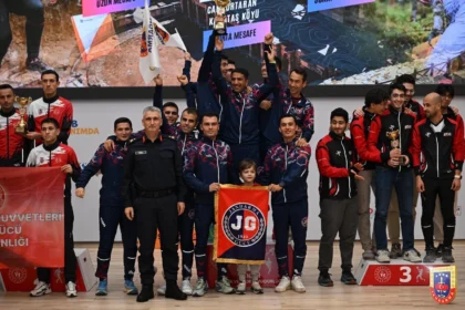 Jandarma Gücü Oryantiring Takımı Türkiye Şampiyonası kupasıyla birlikte