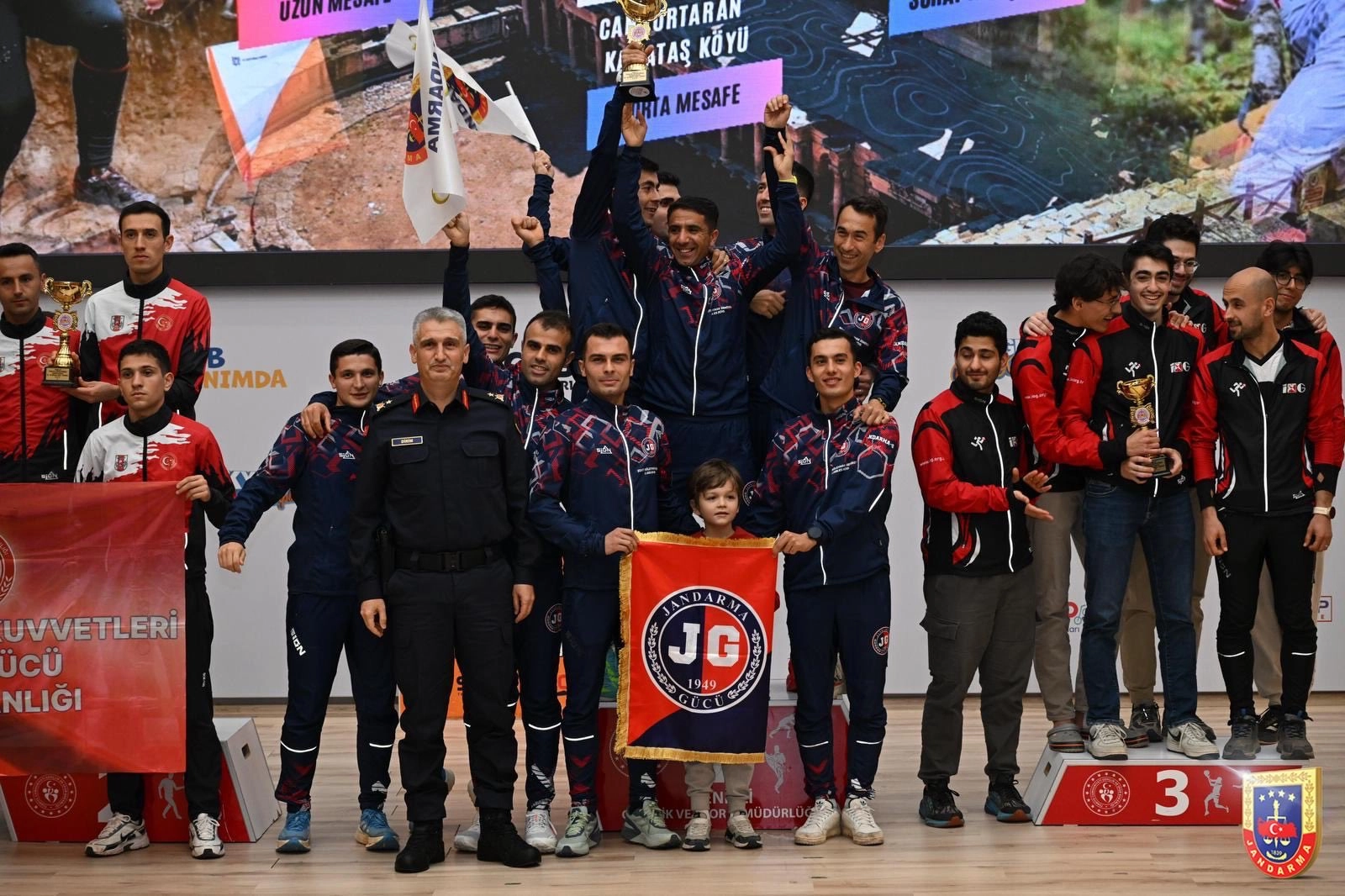 Jandarma Gücü Oryantiring Takımı Türkiye Şampiyonası kupasıyla birlikte