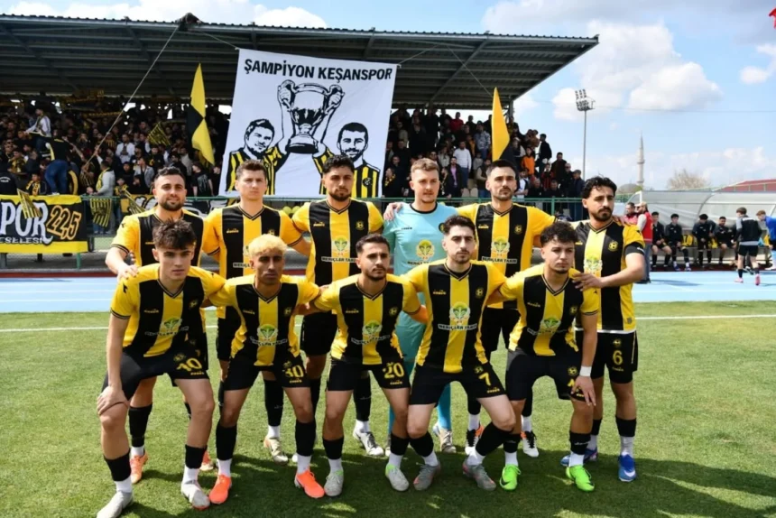 Keşanspor şampiyonluk kupasını kaldırırken