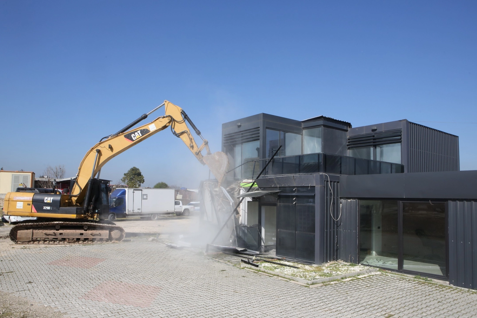 Bursa Nilüfer'de kaçak yapıların yıkımından genel görünüm