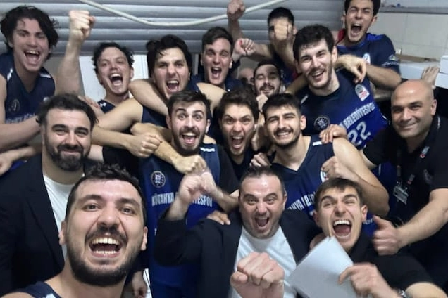 Kütahya Belediyespor basketbol takımı oyuncuları sahada mücadele ederken