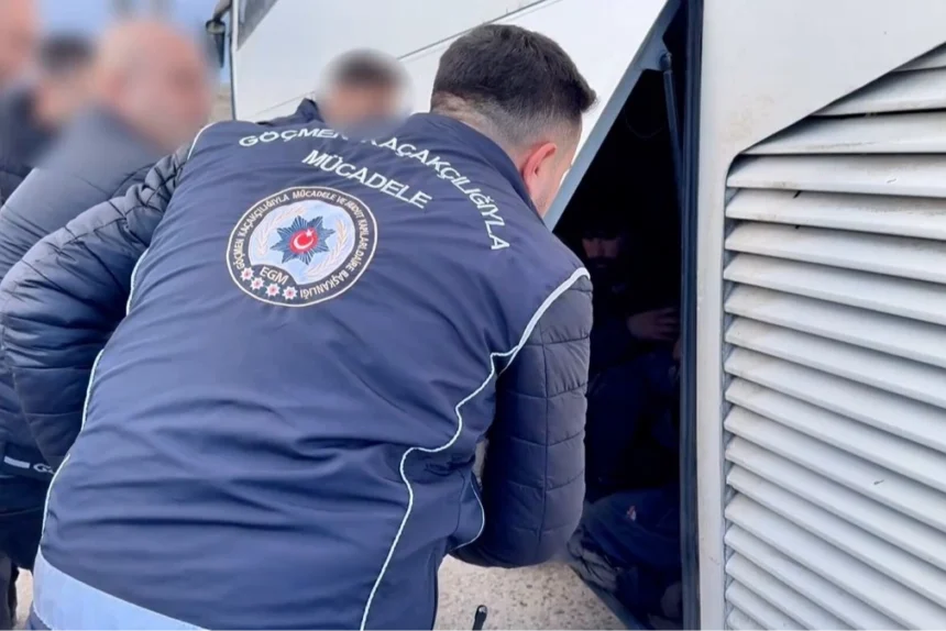 Yozgat'ta polisin durdurduğu araçların gizli bölmelerinde yakalanan göçmenler ve operasyonda tutuklanan kaçakçılar