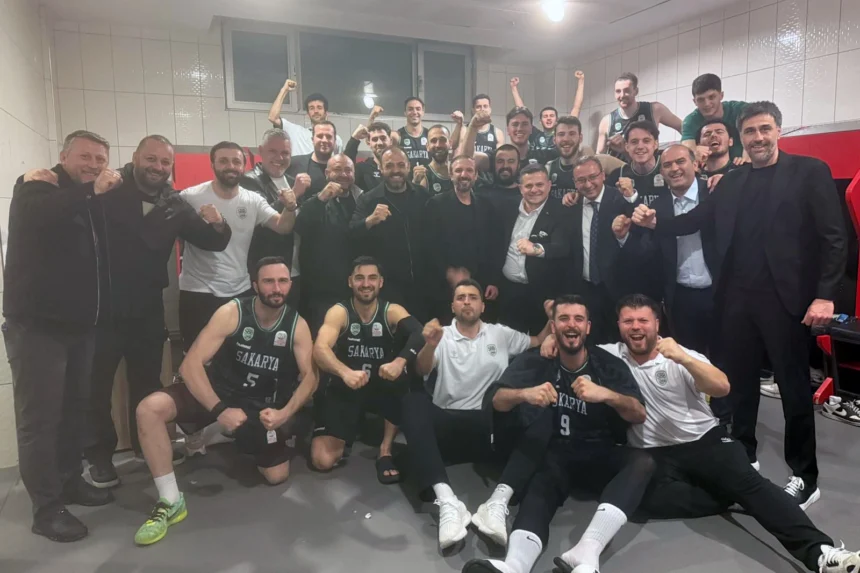 Sakarya Büyükşehir Basketbol takımı oyuncuları maç sırasında