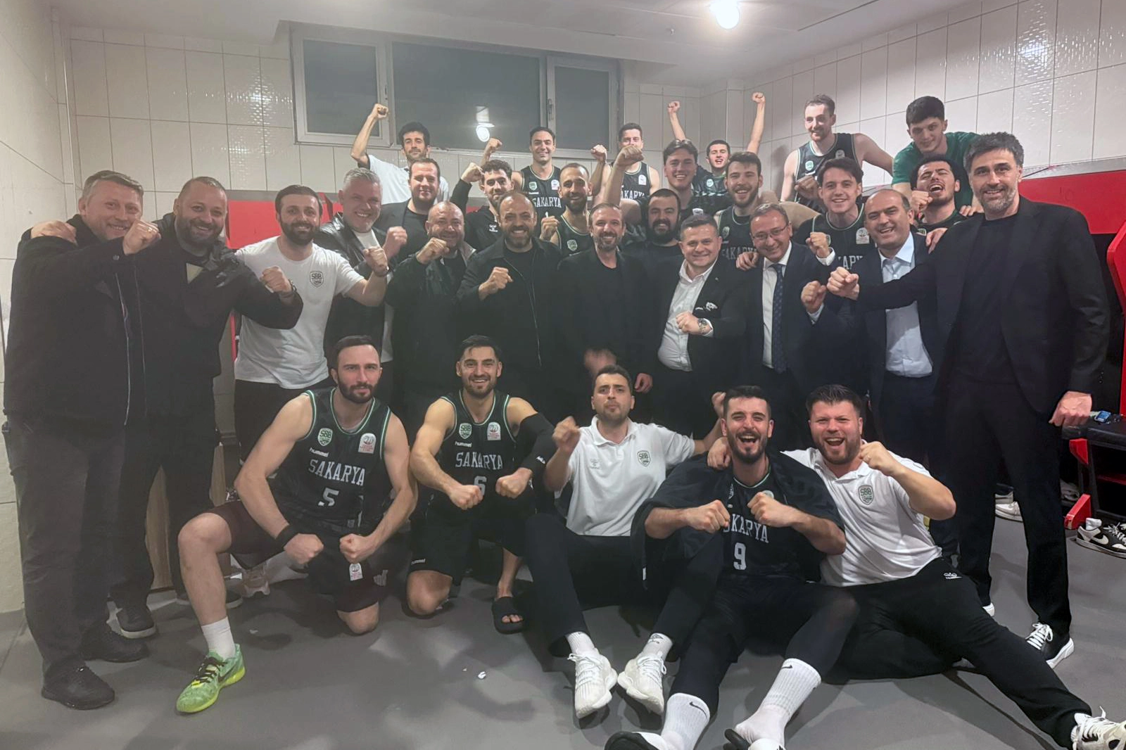 Sakarya Büyükşehir Basketbol takımı oyuncuları maç sırasında