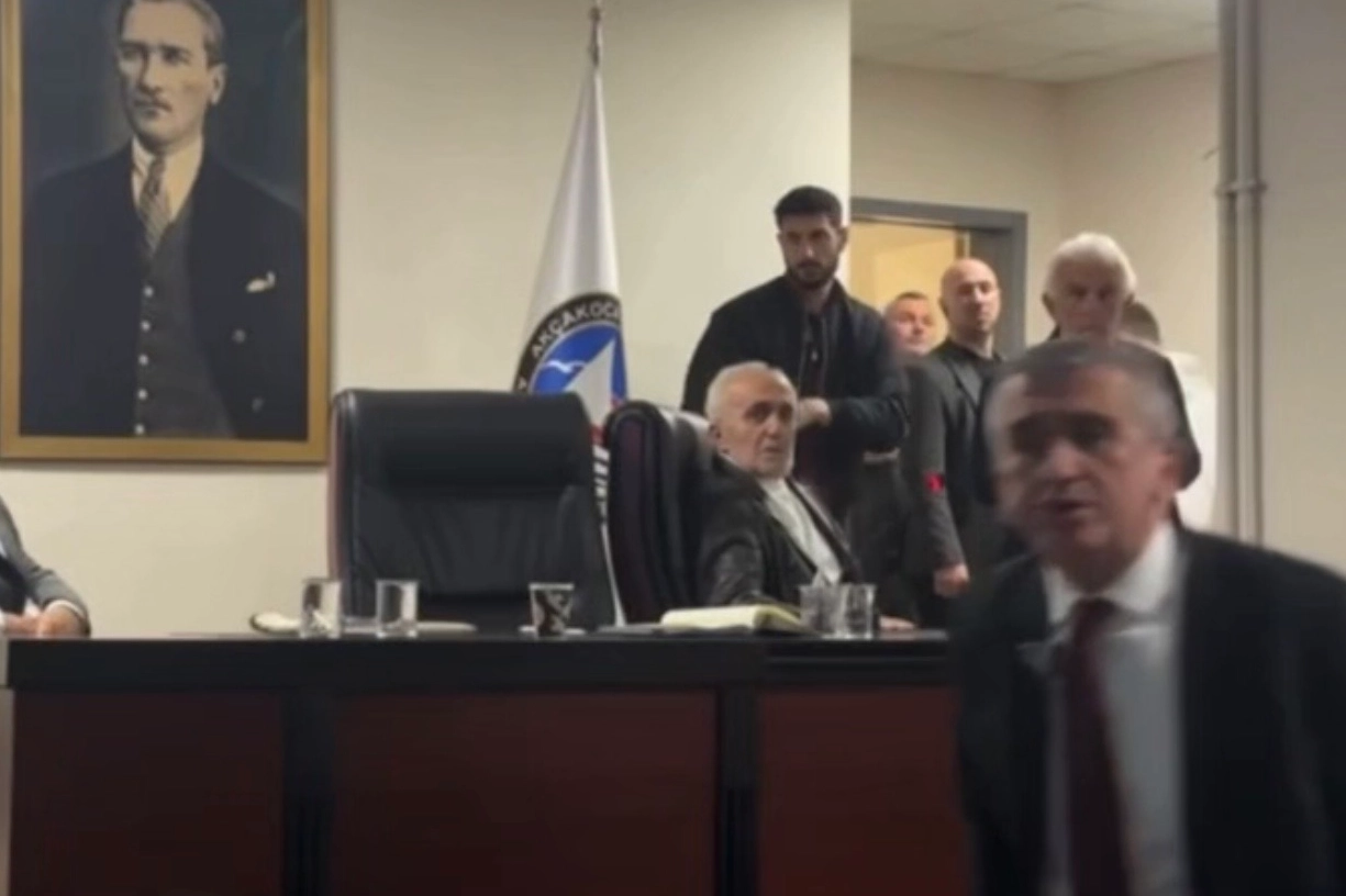 Akçakoca Belediye Başkanı Fikret Albayrak basın mensuplarına tepki gösteriyor.