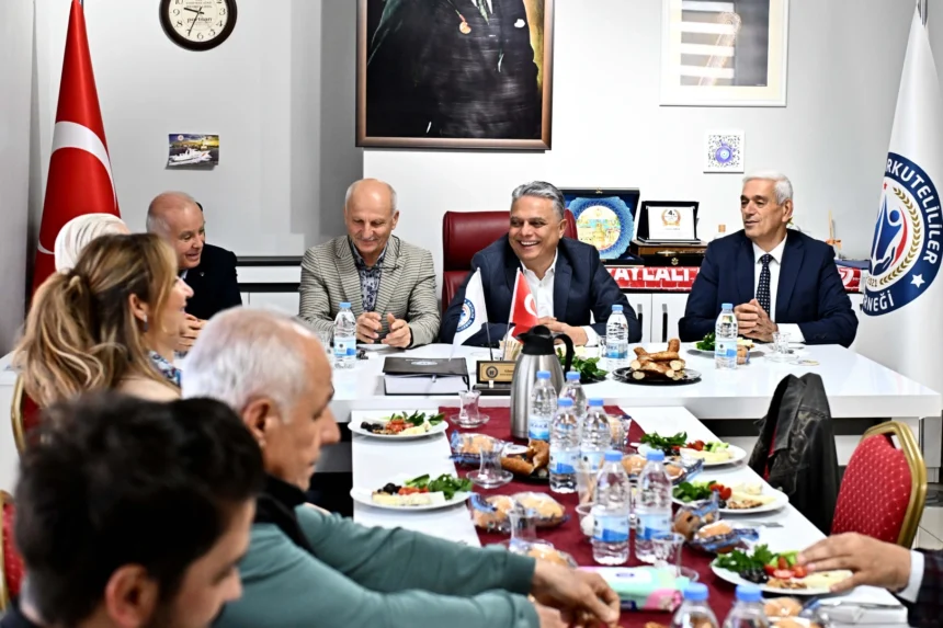 Muratpaşa Belediye Başkanı Ümit Uysal, Korkuteli Derneği'nde tarhana ikramını tadarken