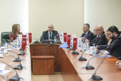 TBMM İnsan Hakları Komisyonu heyeti, Yeditepe Üniversitesi ve Türkiye Maarif Vakfı'nı ziyaret ederek eğitimde eşitlik ve Filistinli öğrencilerin durumu hakkında görüşmeler yaptı.