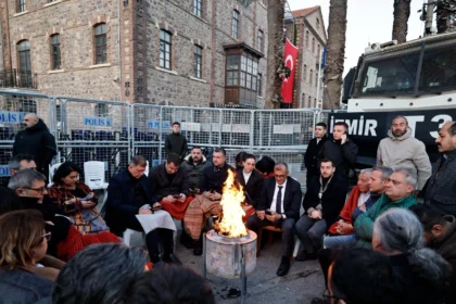 İzmir Büyükşehir Belediye Başkanı Cemil Tugay Meslek Fabrikası önünde nöbet tutuyor