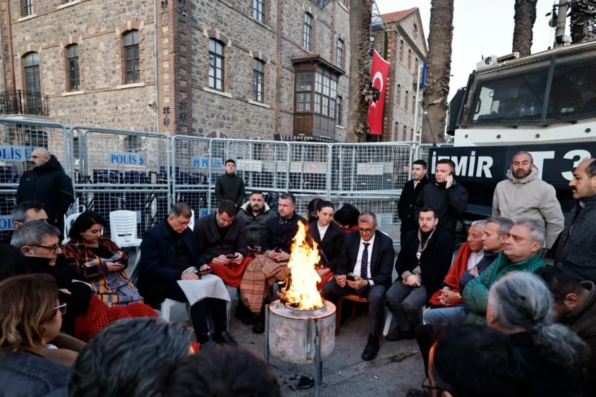 İzmir Büyükşehir Belediye Başkanı Cemil Tugay Meslek Fabrikası önünde nöbet tutuyor