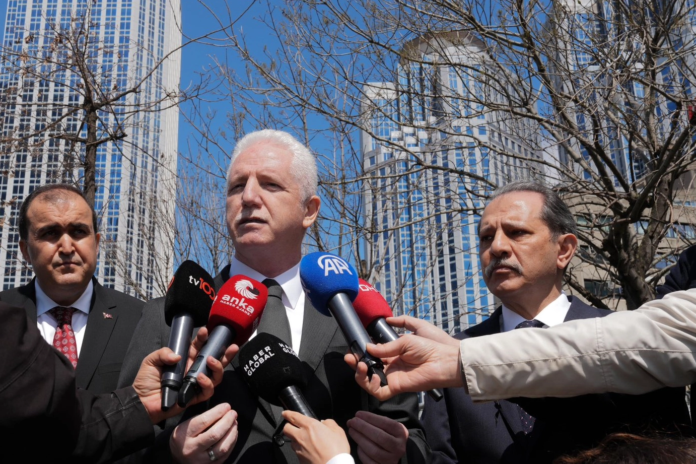 İstanbul Valisi Davut Gül, Beşiktaş'taki silahlı saldırı sonrası olay yerinde incelemelerde bulunuyor.