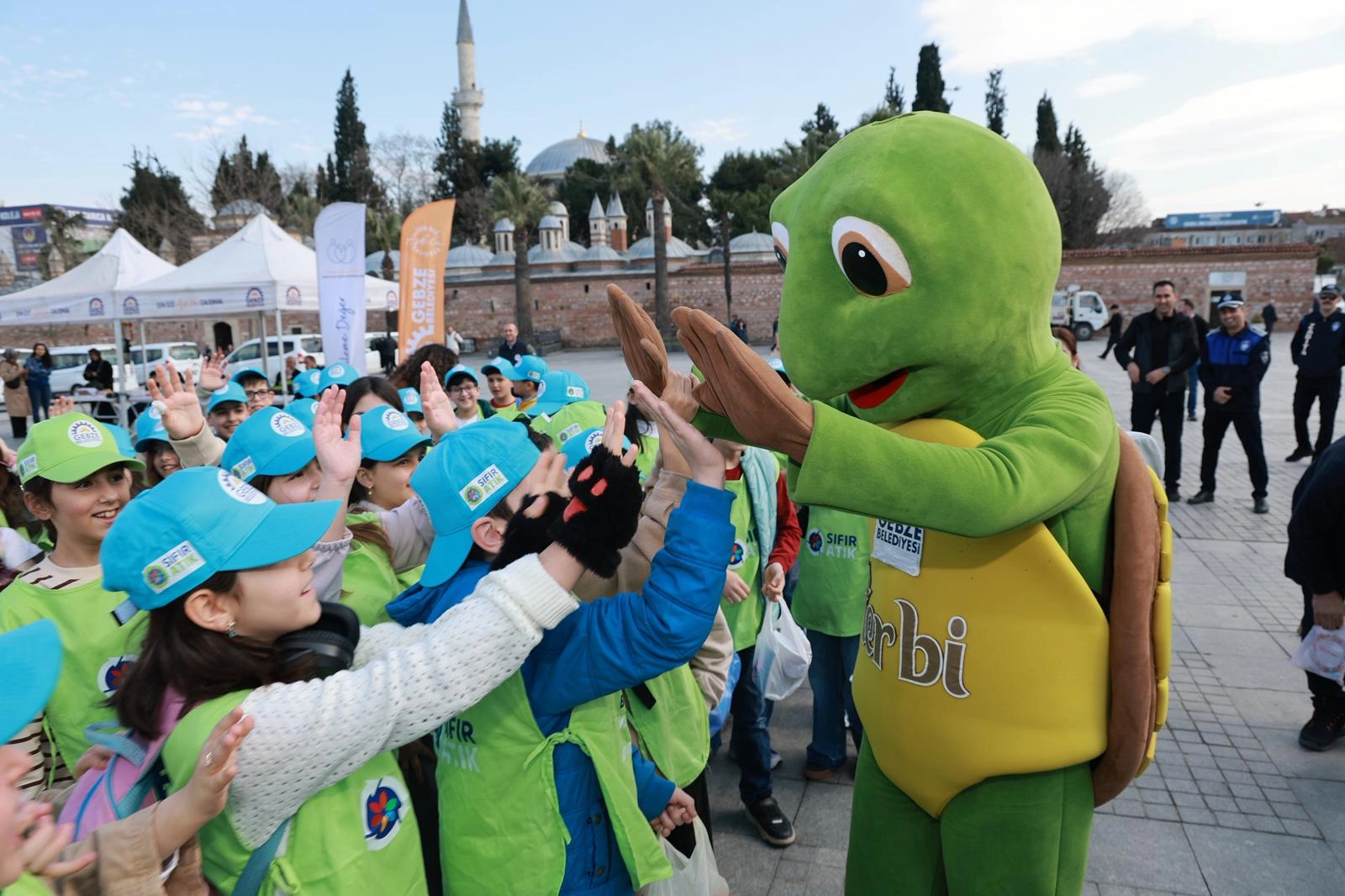 Gebze Belediyesi'nin Uluslararası Sıfır Atık Günü kapsamında öğrencilerle düzenlediği çevre bilinci etkinliği