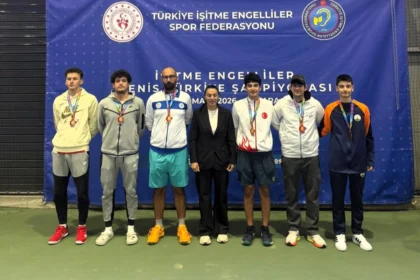 Osmangazi Belediyespor tenisçileri Türkiye Şampiyonası'nda kazandıkları madalyalarla sevinç yaşarken