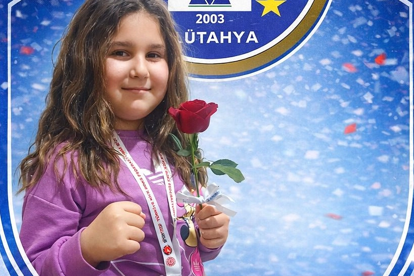 İdil Çakır Türkiye Kick Boks Şampiyonası'nda gümüş madalya kazanırken