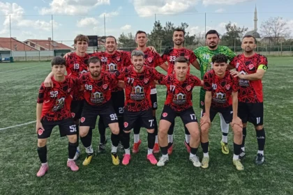 Anafartalarspor futbol takımı oyuncuları Süper Amatör Lig'de galibiyet sonrası sevinç yaşıyor