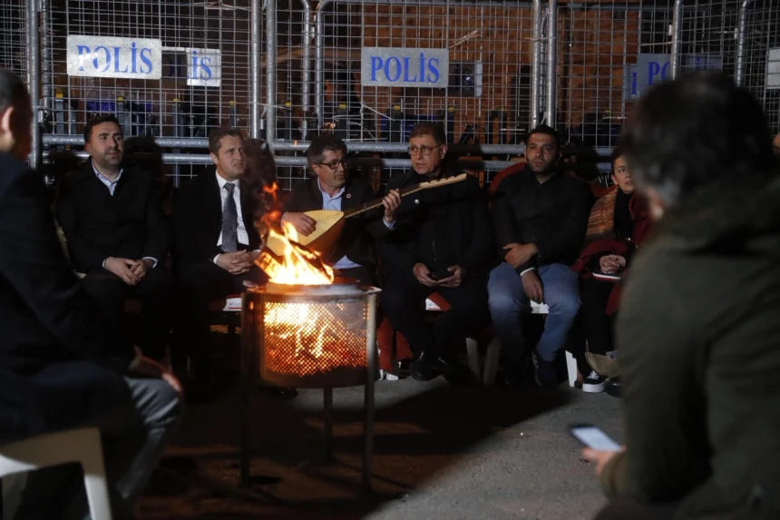 İzmir Meslek Fabrikası'na el konulmasına karşı direnişin üçüncü gününde nöbet tutan vatandaşlar ve belediye başkanı.