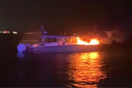 Kadıköy açıklarında teknede çıkan yangında Sahil Güvenlik ekipleri tarafından kurtarılan insanlar