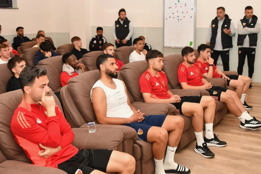 Kayseri Büyükşehir Belediye Başkanı Dr. Memduh Büyükkılıç, Kayserispor antrenmanını ziyaret ederek futbolculara moral verdi.