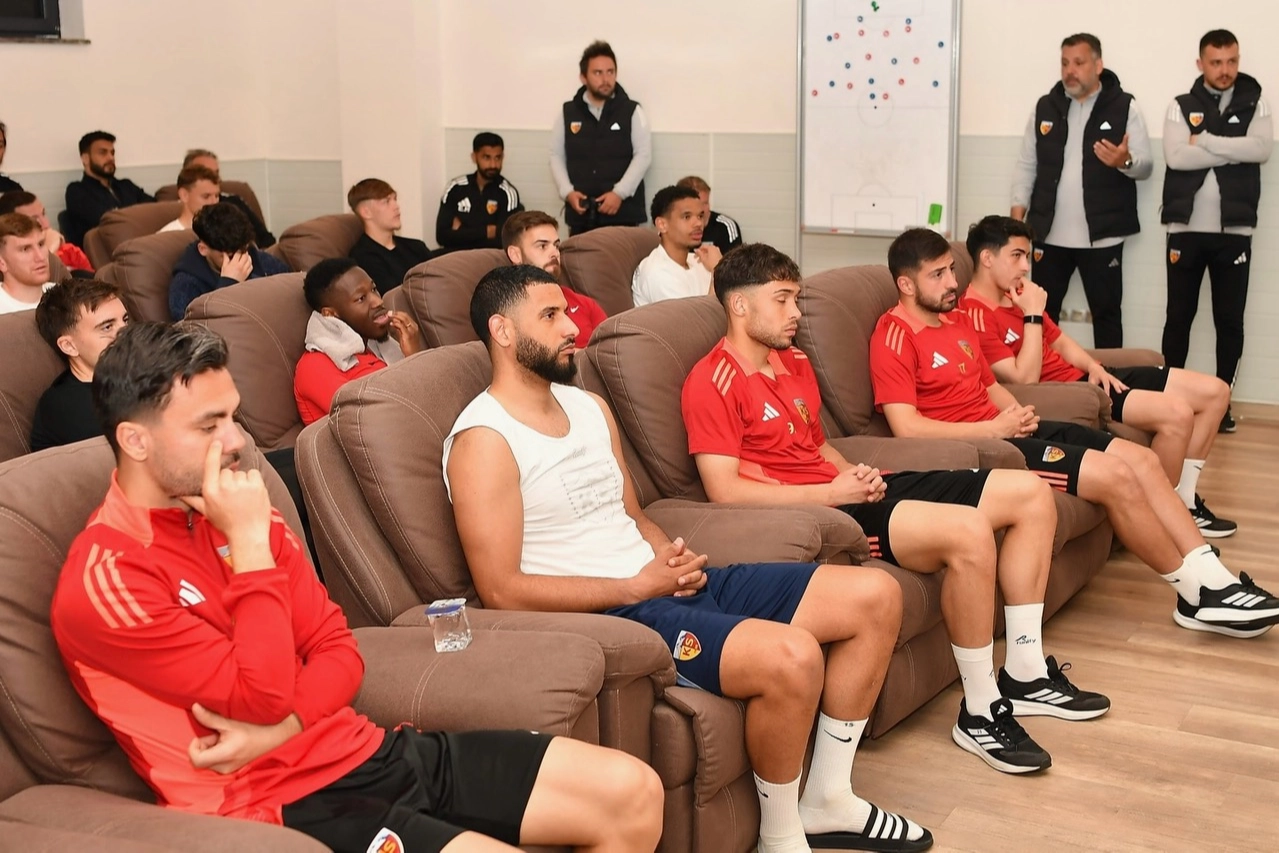 Kayseri Büyükşehir Belediye Başkanı Dr. Memduh Büyükkılıç, Kayserispor antrenmanını ziyaret ederek futbolculara moral verdi.