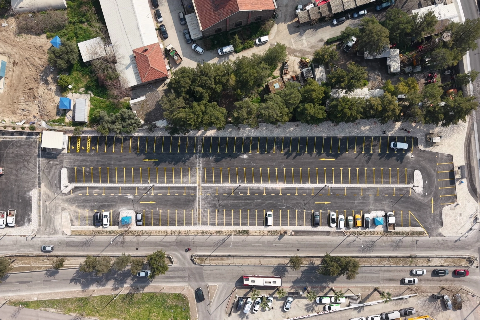 İzmir Büyükşehir Belediyesi, Konak'ta Gaziler Caddesi'ne 154 araç kapasiteli ücretsiz otopark açtı.