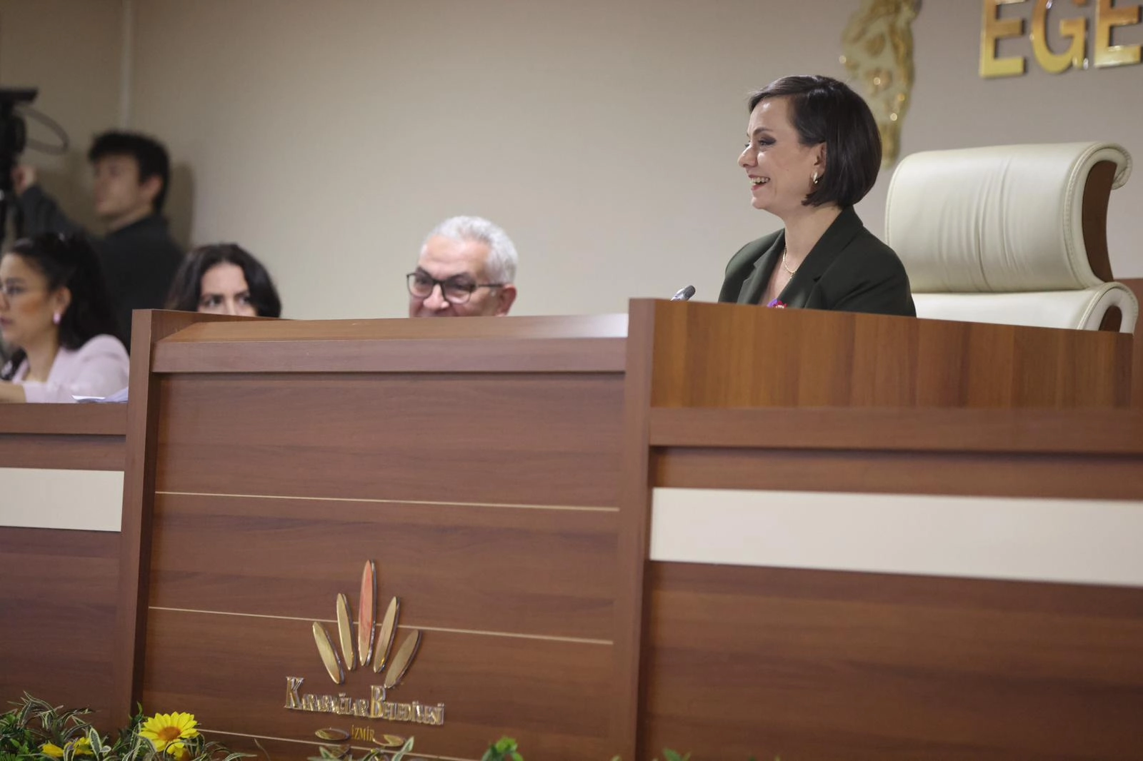 Karabağlar Belediye Başkanı Helil Kınay meclis toplantısında konuşma yaparken