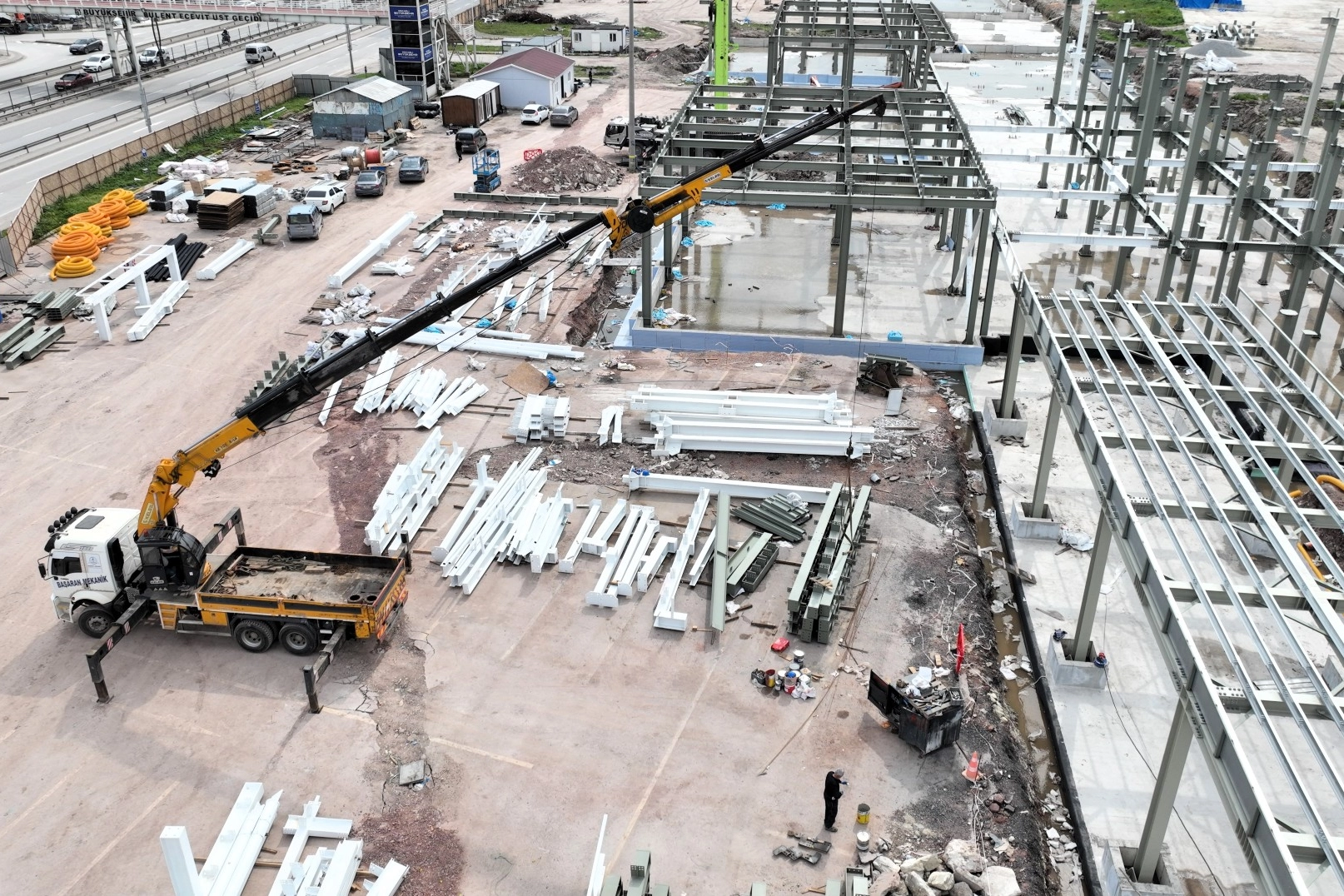Kocaeli Sosyal Yaşam Merkezi inşaatının havadan görünümü, yapılar yükseliyor.