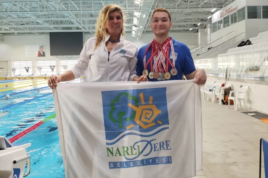 Narlıdere Belediyespor yüzücüsü Sarp Börekçi madalyalarıyla birlikte