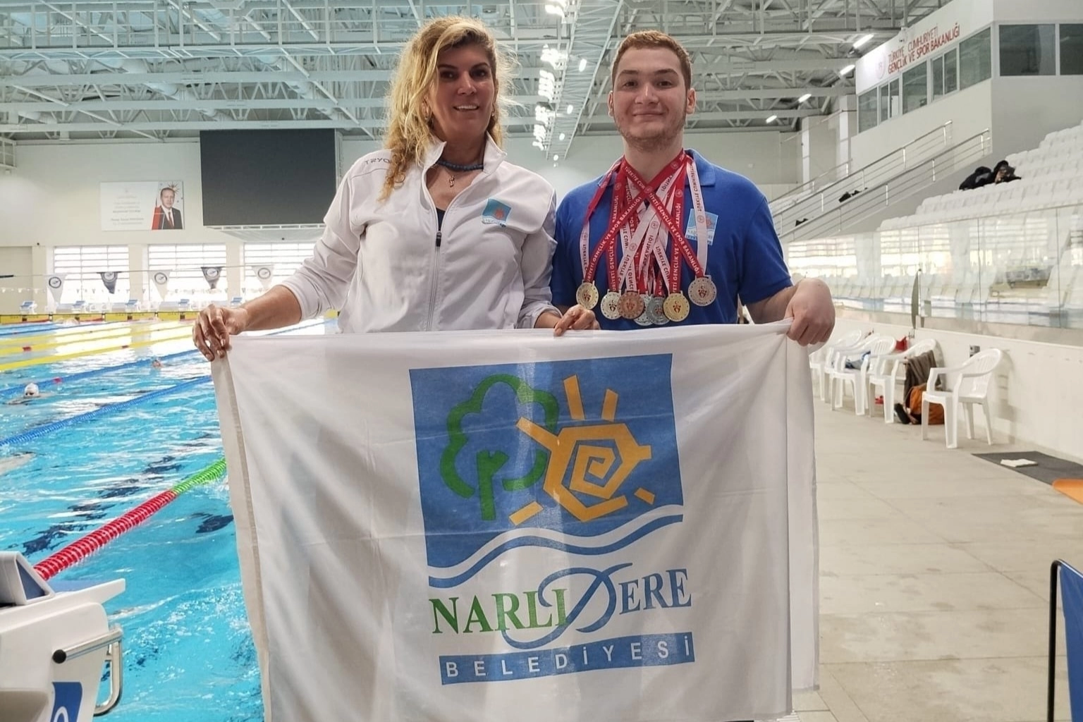 Narlıdere Belediyespor yüzücüsü Sarp Börekçi madalyalarıyla birlikte