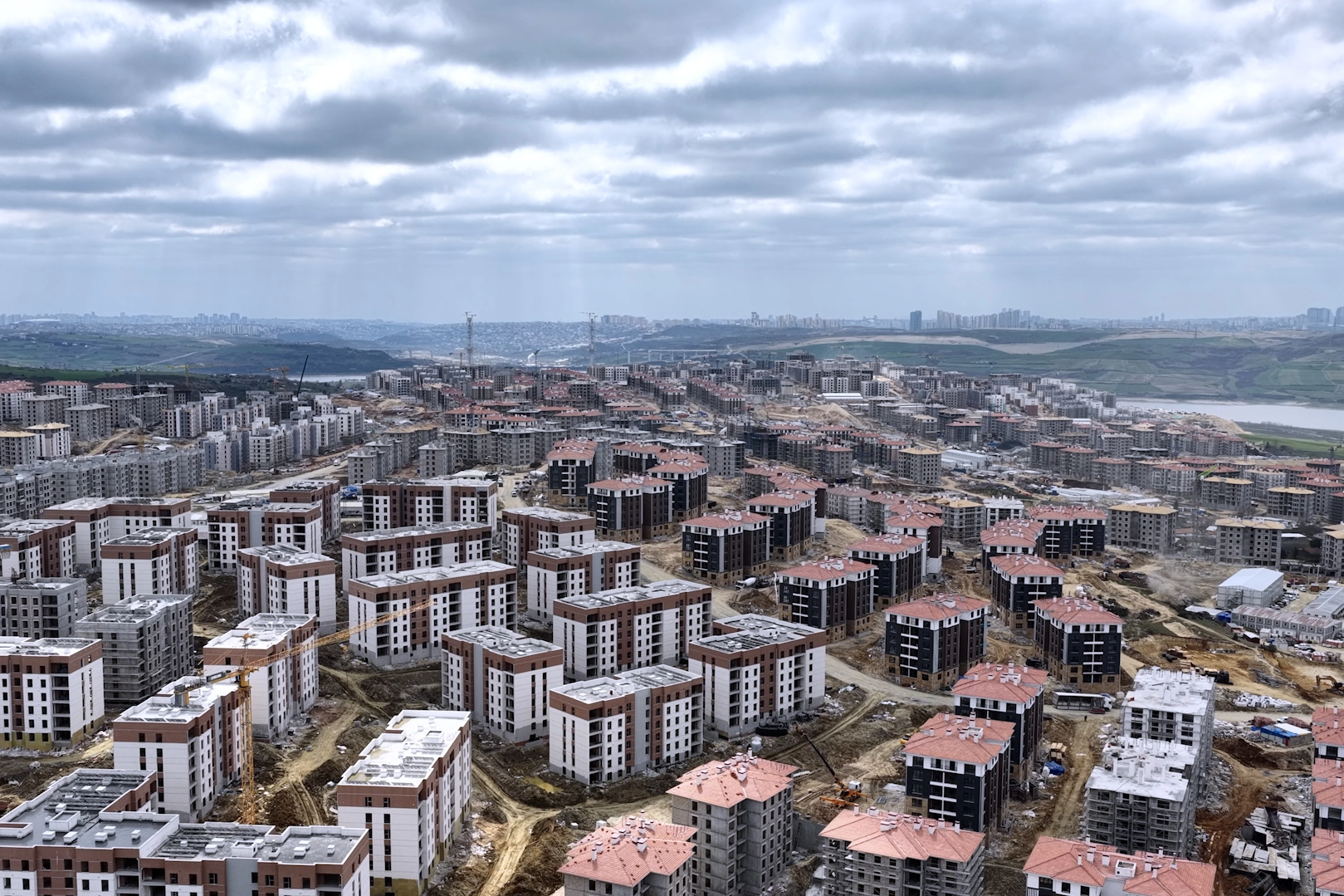 İstanbul Sazlıbosna'da yükselen 'İlk Evim' sosyal konut projesinin genel görünümü.